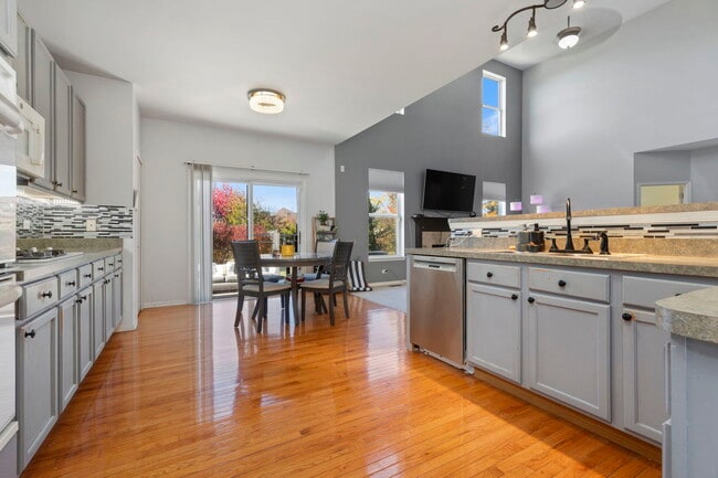 Building Photo - 9 Lake Plumleigh Ct