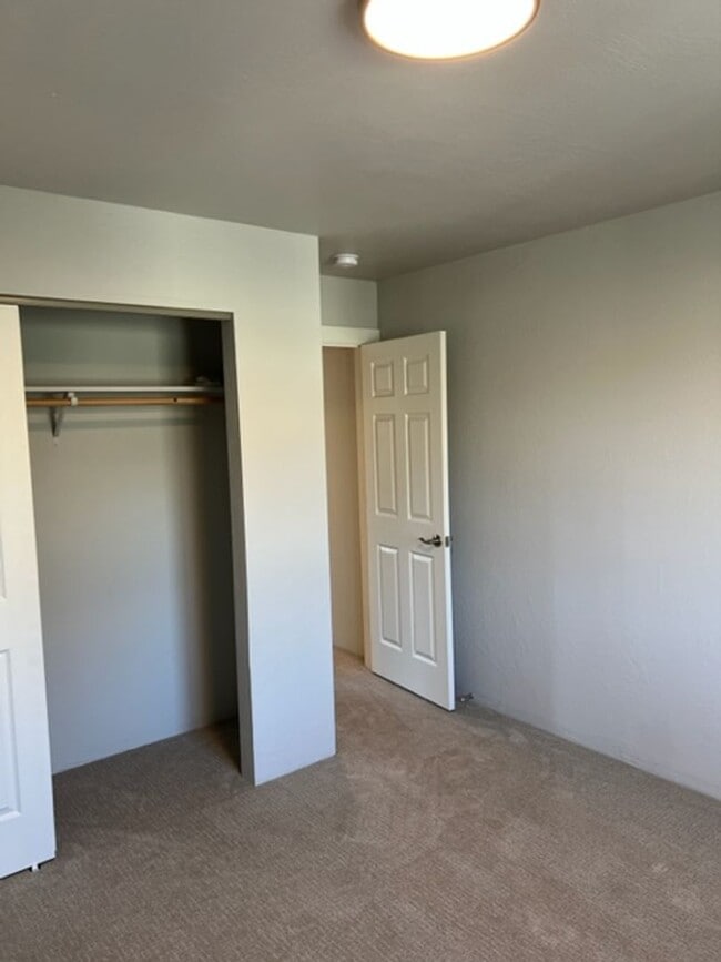 Building Photo - Newer and Updated Townhome in the Heart of...