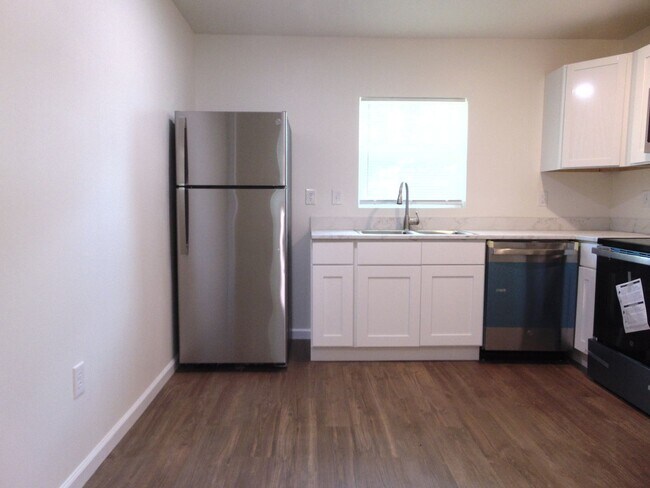 Building Photo - Newly Remodeled 4 Bed 2 Bath Duplex!