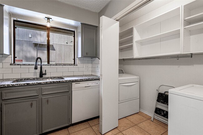 Building Photo - 514 Hickory Dr