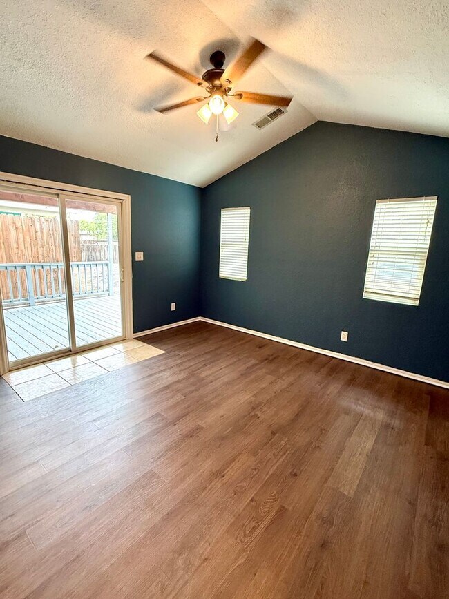 Building Photo - Beautiful 3 bedroom 2 bath house!