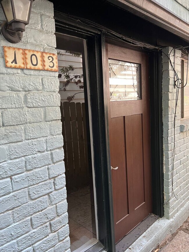 Building Photo - Available NOW  - 2 story 2 Bed 1 Bath - 2 ...