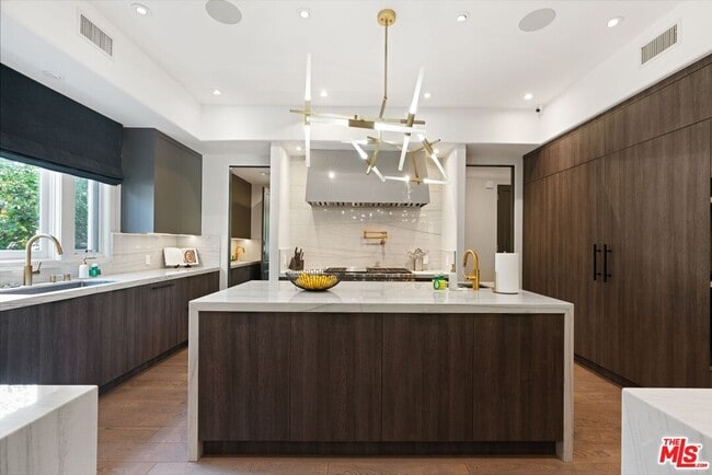 Building Photo - 506 N Rexford Dr