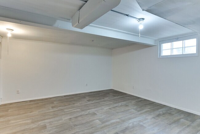 Building Photo - 830 S 50th St
