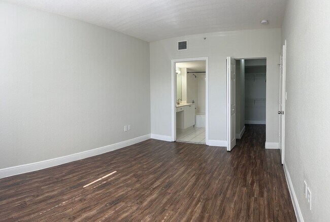 Building Photo - LARGEST 2 BEDROOM APT CORAL SPRINGS  Rustic Reclaimed Oak Wood Like Flooring