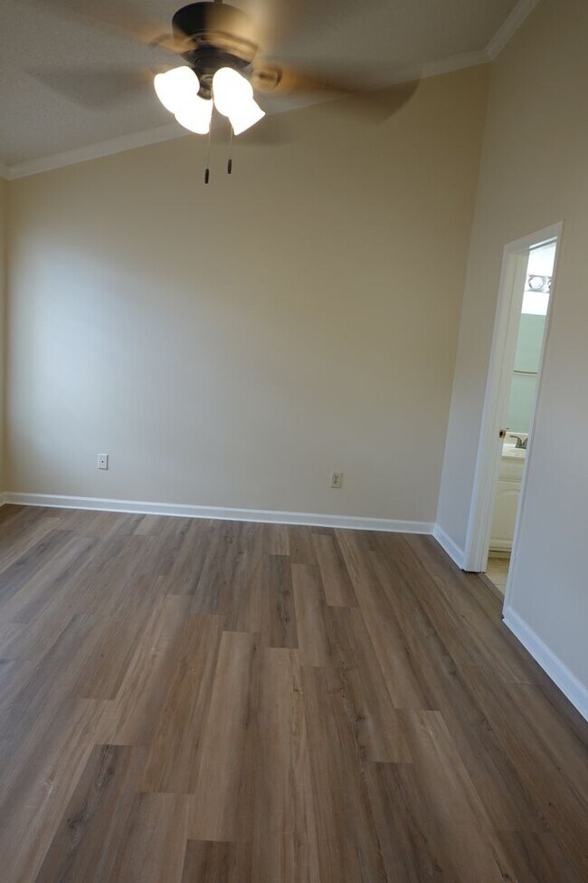 Building Photo - End Unit Condo Near Fort Eustis For Rent