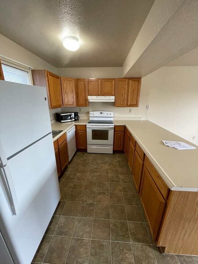 Building Photo - 570 W 9th St