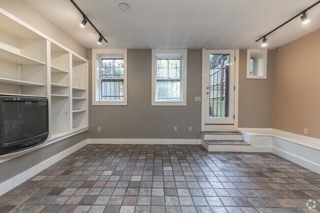 Building Photo - 73 Chandler St