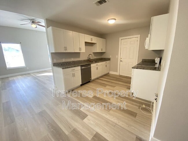 Building Photo - 5125 Sunshine Dr