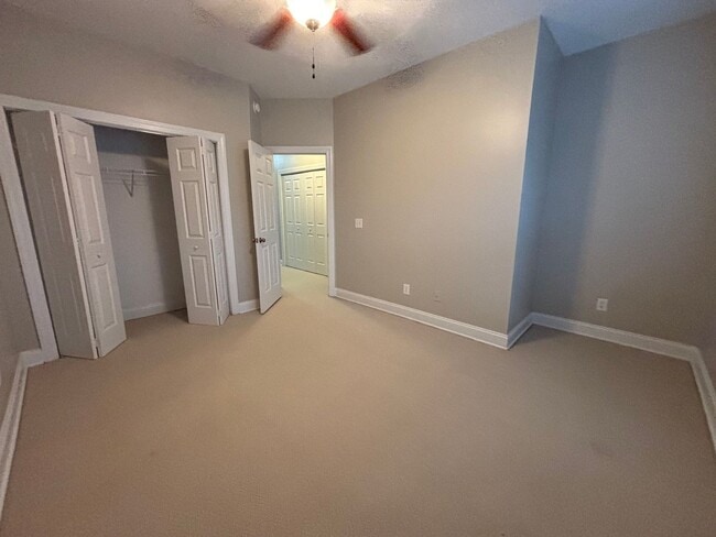 Building Photo - AVAILABLE NOW! End-Unit Townhouse in Pennington Square