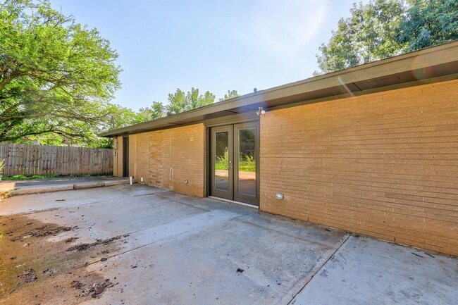 Building Photo - Spacious Elegance: Open Floor Plan, Dual V...