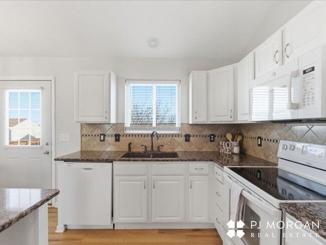 Building Photo - Relax by the fire in this beautiful rental home!