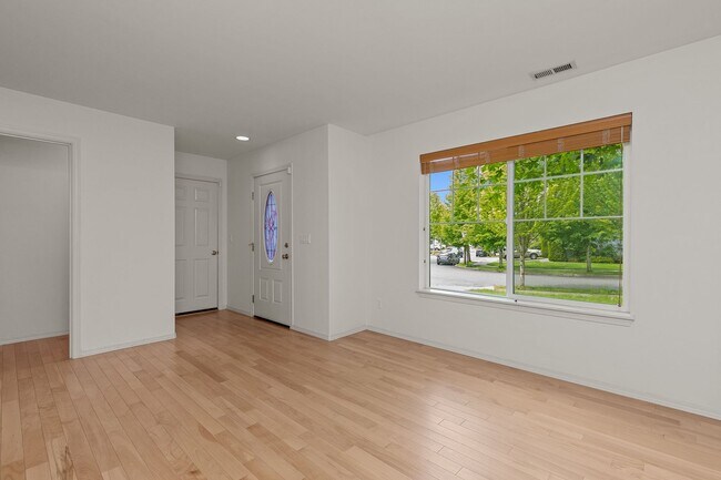 Building Photo - Stunning 3 bed, 2.5 bath home in desirable Bothell neighborhood
