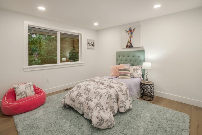 Building Photo - 4Bd/2.5Ba Bellevue House