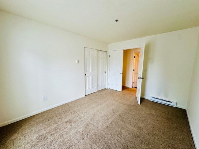 Building Photo - 2Bd/2Ba Bellevue Condo