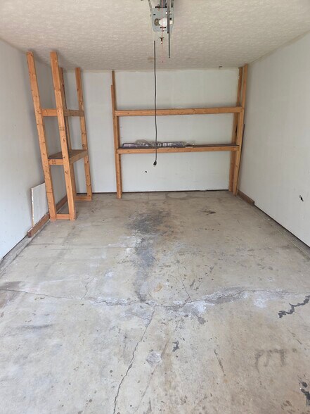 Building Photo - 6385 Chippenhook Ct