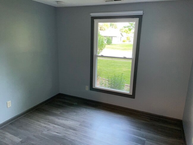 Building Photo - New Listing! 3 Bedroom 2 Bath