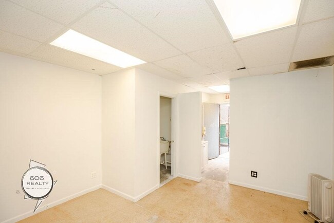 Building Photo - 1550 W 95th St
