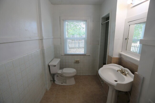 Building Photo - Country Living in the City