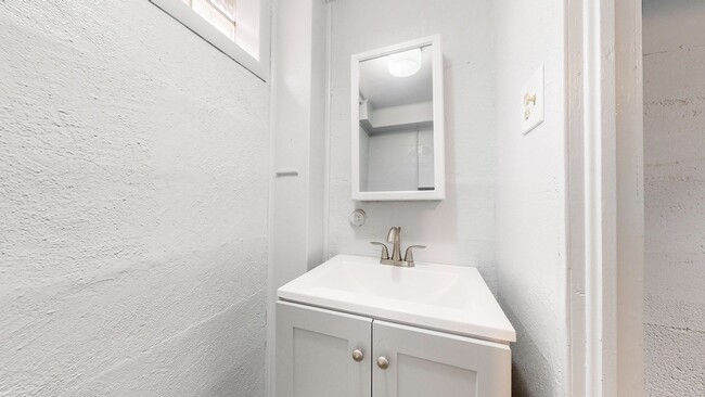 Building Photo - Lovely 3 bed/2 bath home w/2 car garage