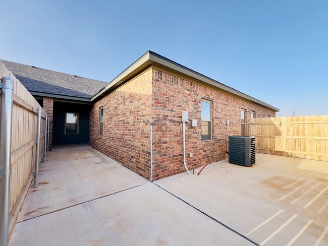 Building Photo - PRE-LEASING FOR A JULY MOVE-IN: Spacious 3-Bedroom Townhouse Near Texas Tech