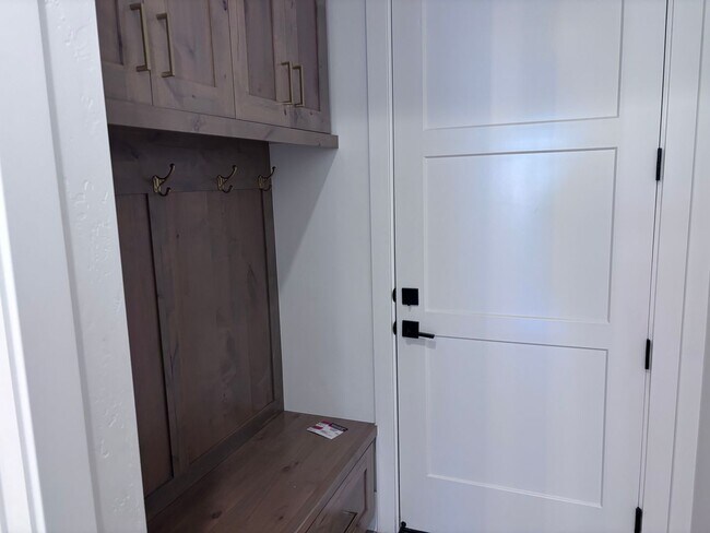 Building Photo - Beautiful 5 Bed 3.5 bath near Sunrise Valley Park In Washington.