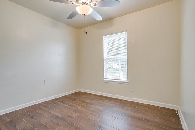 Building Photo - 3537 Half Moon Dr