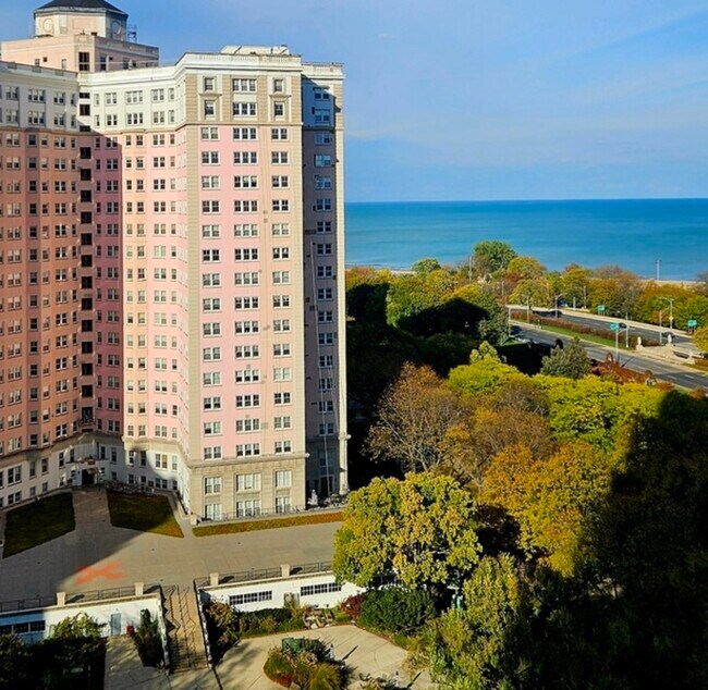 Building Photo - 5455 N Sheridan Rd