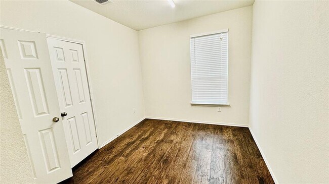 Building Photo - 901 Sawbuck Dr