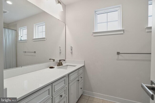 Building Photo - 701 Cascade Way