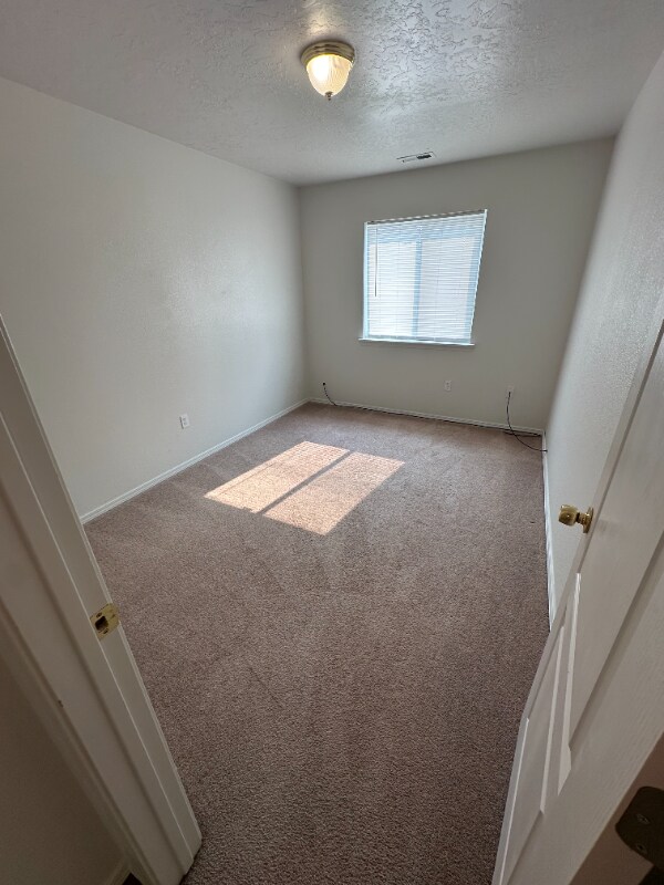 Building Photo - 116-118 NE Lotus Ct