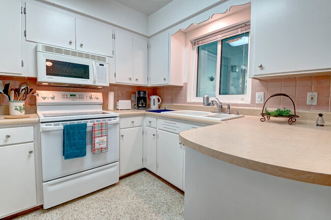 Kitchen - 3605 Iroquois Ave