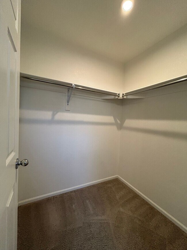 Building Photo - Modern Three Bedroom Townhome Available For Rent in Creekside