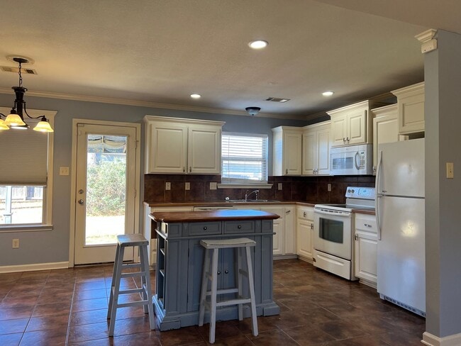 Building Photo - 303 Boston St