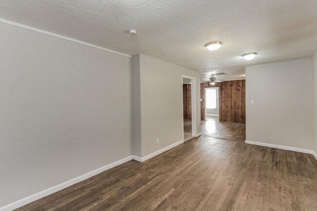 Building Photo - Convenient Duncanville 3-Bedroom Home