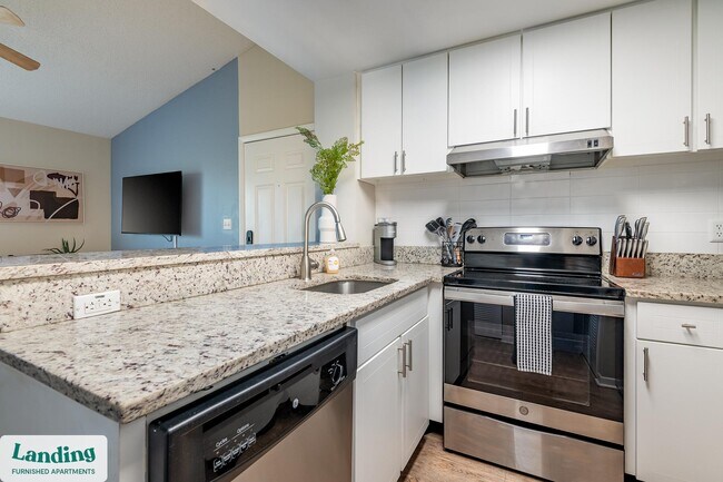 Building Photo - 1000 Palm Pl Dr NE