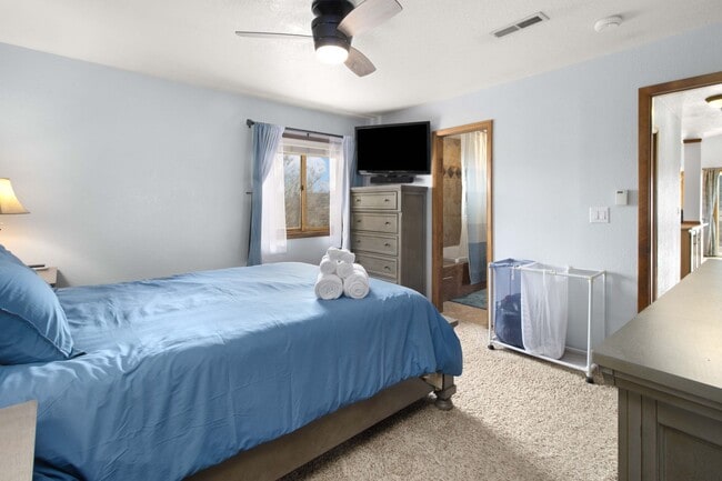 Building Photo - Enjoy Modern Comfort in This Beautiful Home!