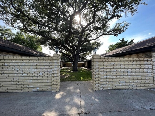 Building Photo - 912 Avenue H