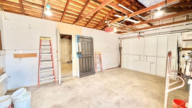 Building Photo - Darling Single Story Home, Blocks from the Beach, Amazing Location, & Close to Everything!