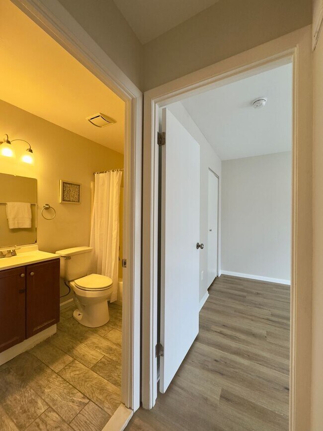Building Photo - Charming 3 Bedroom/2 Full Bath/2 Half Bath Townhome in Parkville, MD!