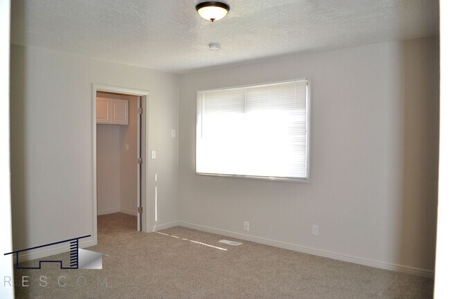 Building Photo - 7th St Units