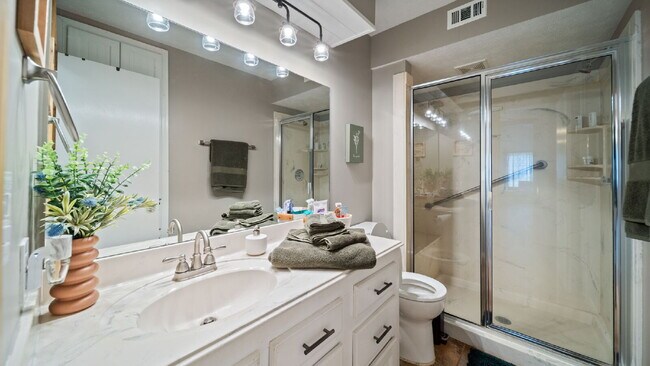 Building Photo - Private acre property, the charm you have been looking for. This is a place to call home!