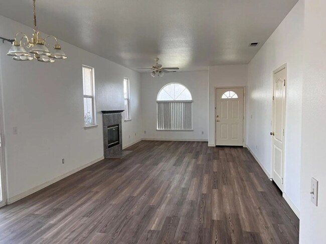 Building Photo - 3 Bedroom, 1 Bath Home with attached 2 car garage