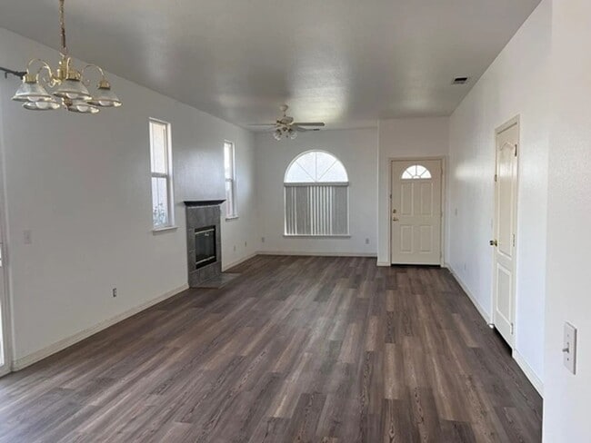 Building Photo - 3 Bedroom, 2 Bath Home with attached 2 car garage