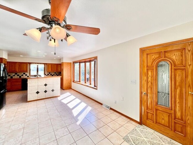 Building Photo - Gorgeous Private Home with Views!