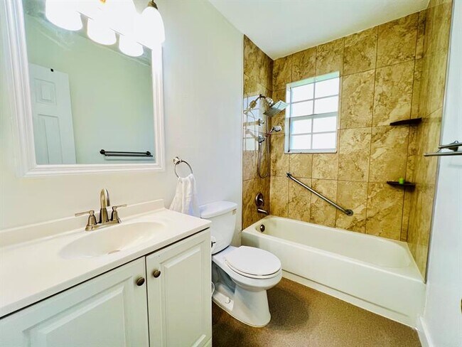 Building Photo - 1121-1123 N Andrews Ave