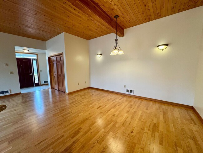 Building Photo - Single-Level 2BD/2BA in Face Rock Village – Bandon Beach Living Awaits