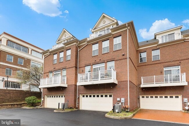 Building Photo - 3915 Chain Bridge Rd