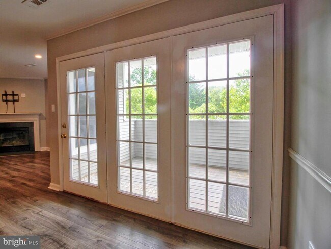 Building Photo - 2121 Wainwright Ct