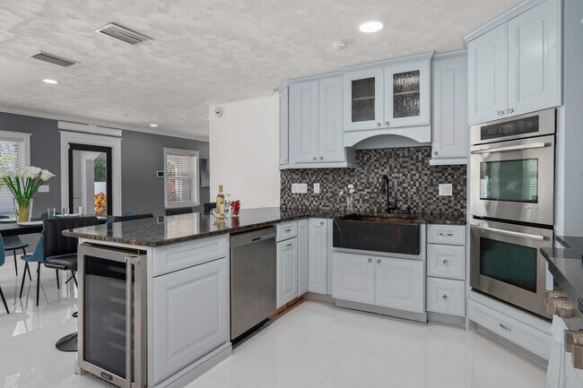 Building Photo - 6710 Myrna Dr